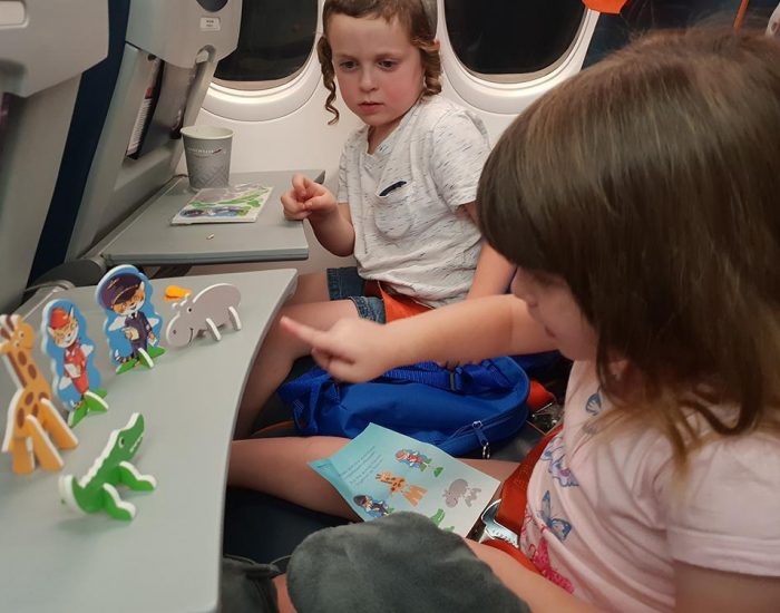 הילדים מקבלים במטוס תיק חמוד ותעסוקה