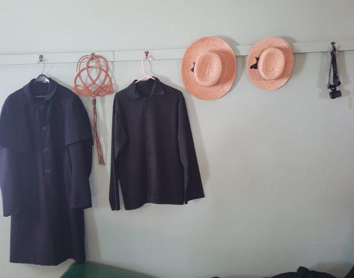 מעילים וכובעים תלוייים במטבח- החדר הגדול והמרכזי בבית