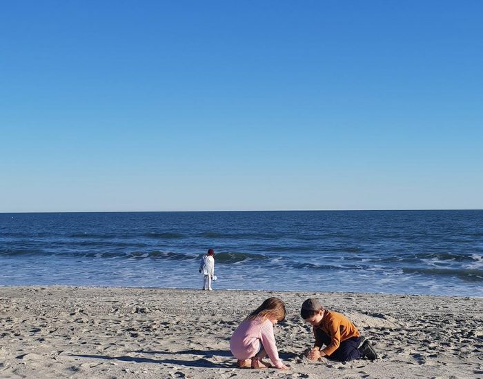 ילד משחק בים מירטל ביץ' דרום קרוליינה ארה''ב