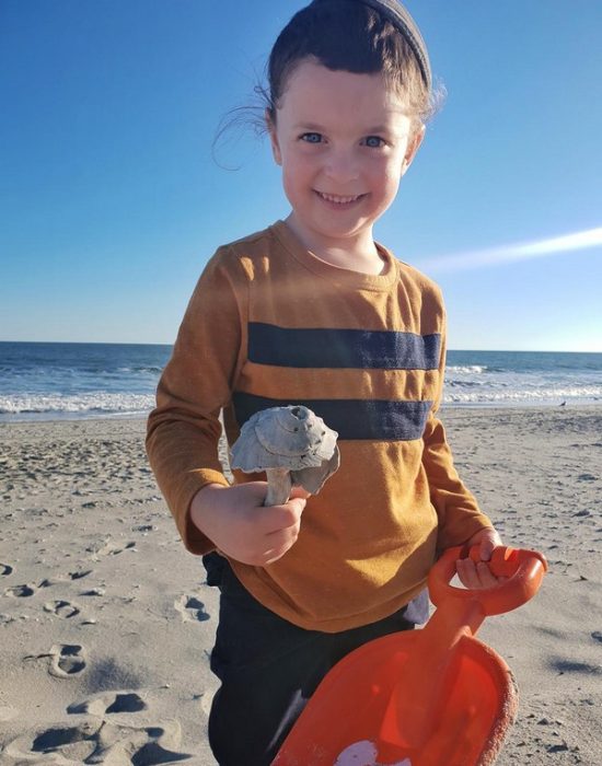 ילד משחק בים מירטל ביץ' דרום קרוליינה ארה''ב