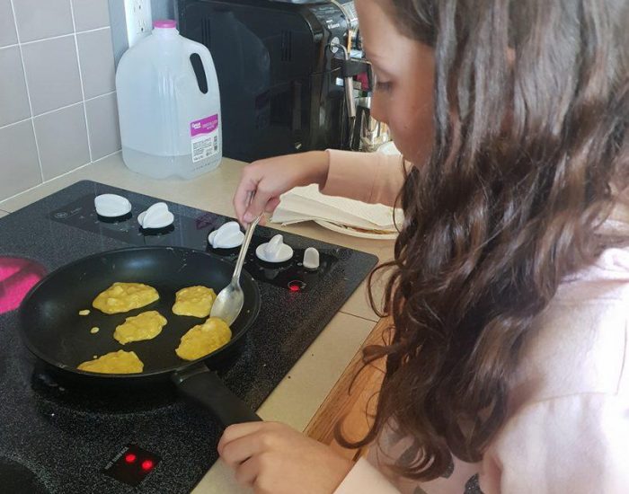 ילדים במטבח-  רותי מכינה פנקייקים לארוחת בוקר