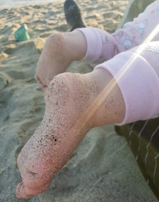 רגליים קטנות בחול