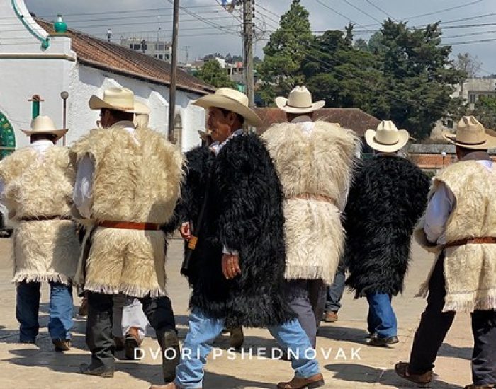 לבוש מסורתי של ראשי הכפר  צ'אמולה
