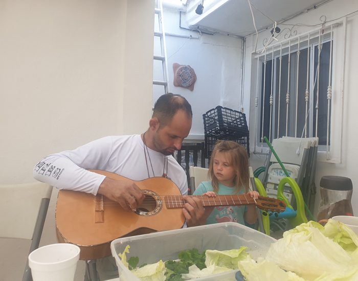 יעל לומדת לנגן בגיטרה בחבד איסלה