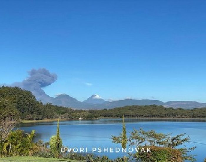 הר הגעש פקאיה מתפרץ