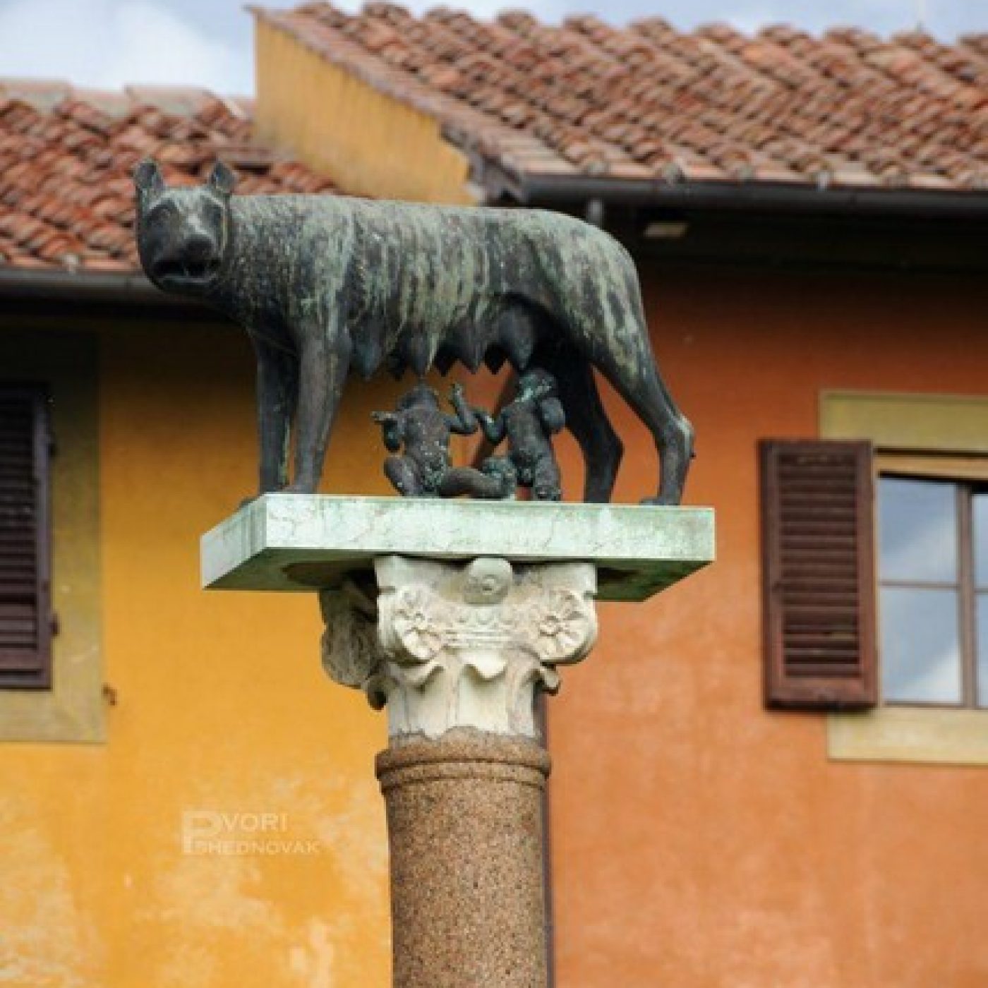 פסל הזאבה עם רמוס ורומולוס