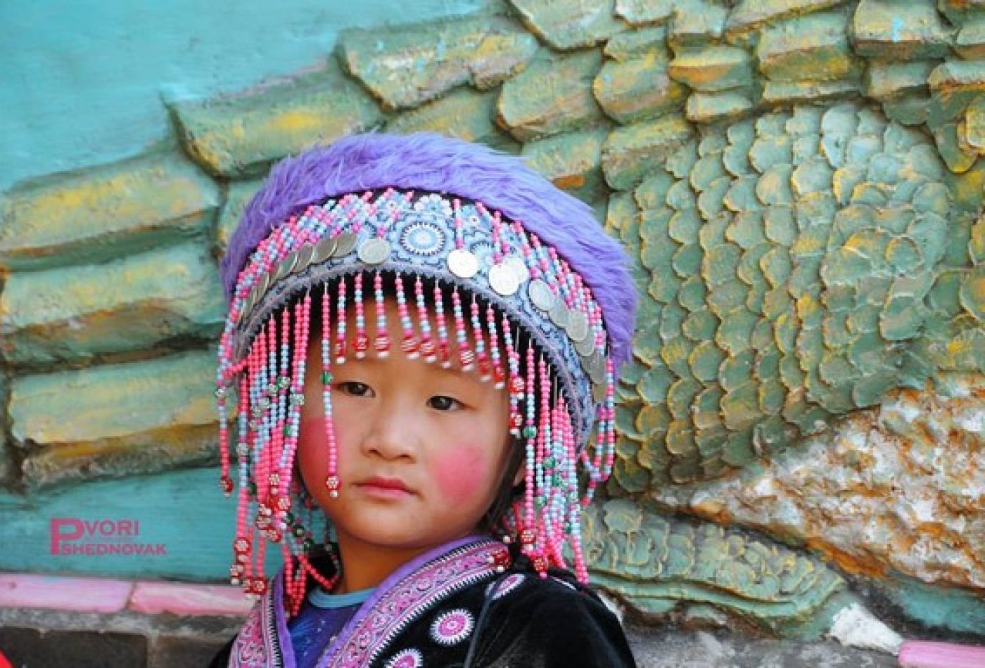 ילדה בלבוש מקומי בדוי סוטפ