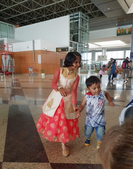 ילדים בלבוש הודי בשדה התעופה