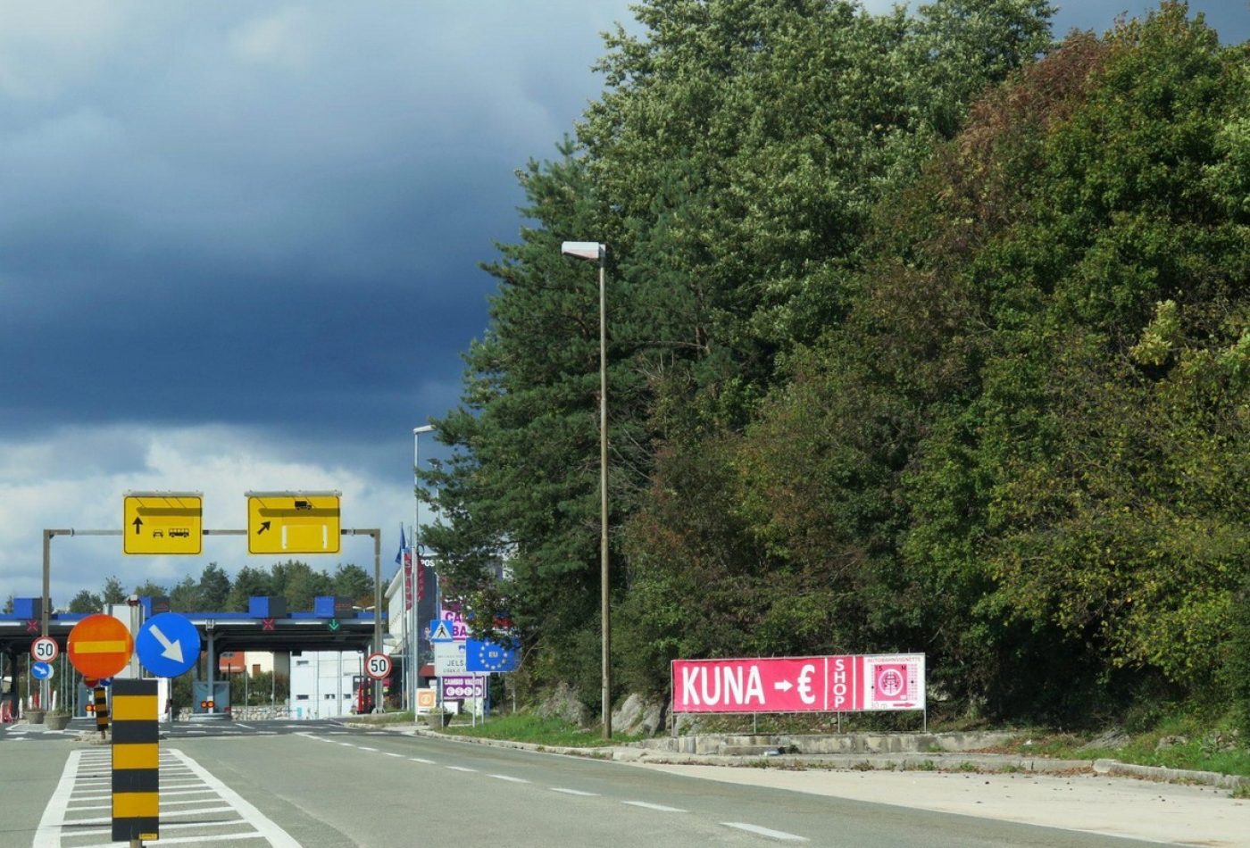 מעבר הגבול לסלובניה, יש לקנות מדבקה לכבישי אגרה
השלט מורה שבסלובניה משלמים ביורו.