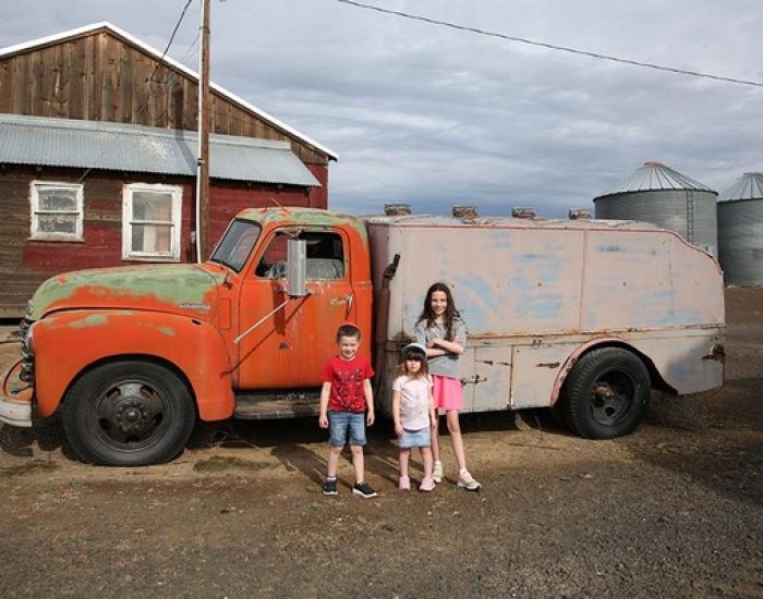 משאית ענתיקה בחצר הבית באורגון