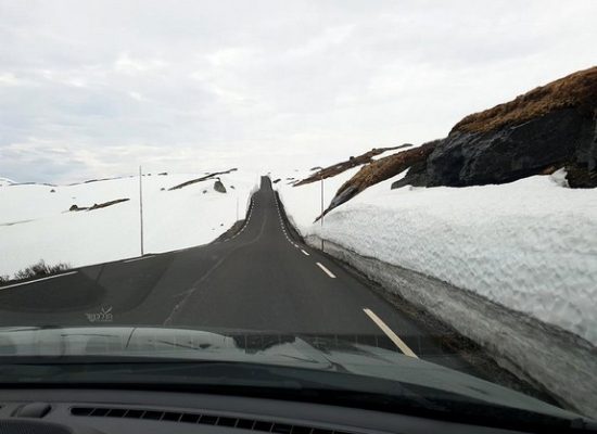 נוסעים בין קירות של שלג